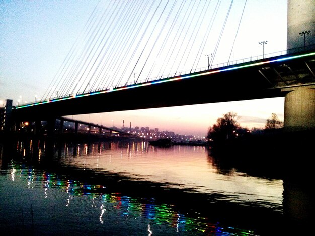 Foto vista en bajo ángulo del puente sobre el río