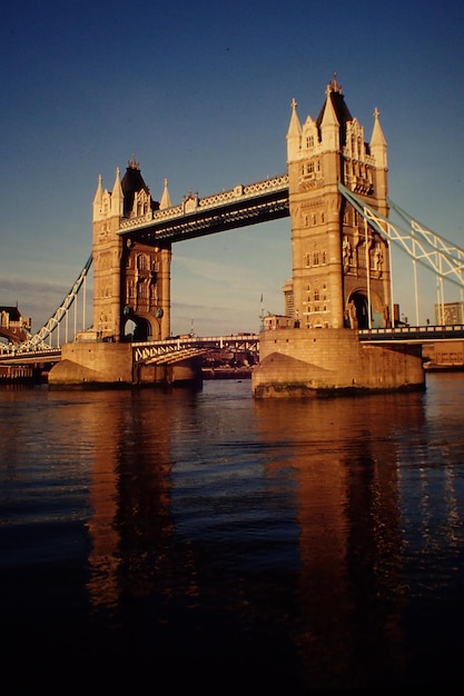 Foto vista de bajo ángulo del puente de la torre sobre el río támesis contra el cielo azul