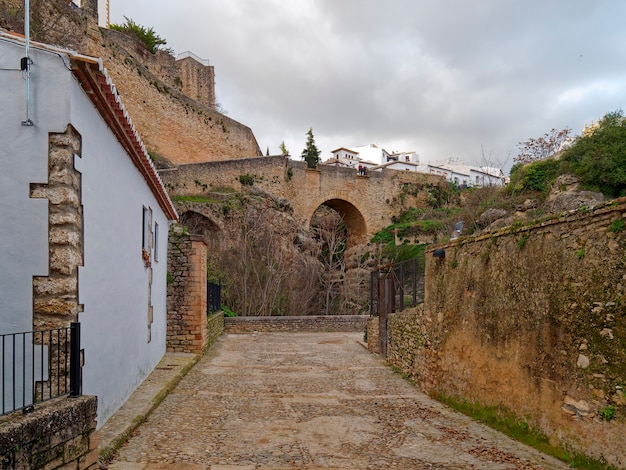 Vista de ángulo bajo el Puente Viejo de Ronda