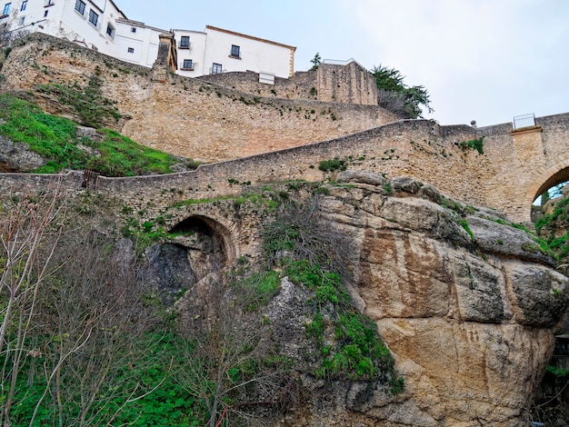 Vista de ángulo bajo el Puente Viejo de Ronda