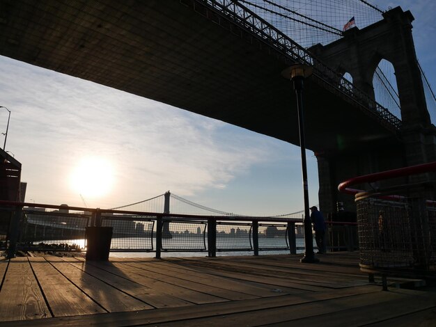 Foto vista de ángulo bajo de puentes colgantes sobre el río este contra el cielo