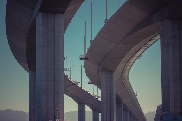 Foto vista de ángulo bajo de puentes contra el cielo