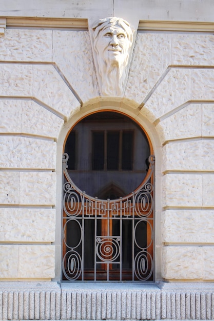 Foto vista de ángulo bajo de la puerta cerrada del edificio