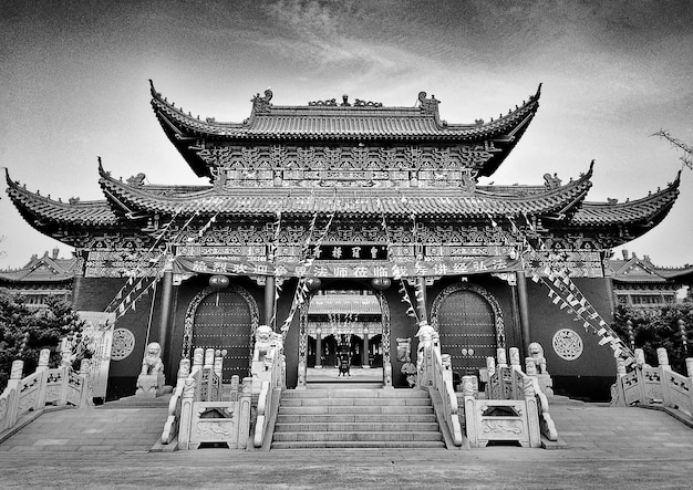 Foto vista de bajo ángulo de la puerta de entrada del templo contra el cielo