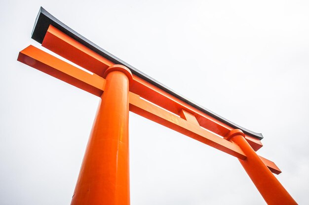 Foto vista de bajo ángulo de la puerta torii contra un cielo despejado