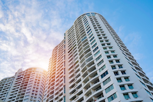 Vista de ángulo bajo de rascacielos en BangkokThailand Condos apartamentos residencias populares de la capital