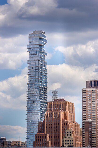 Vista en bajo ángulo de rascacielos contra un cielo nublado