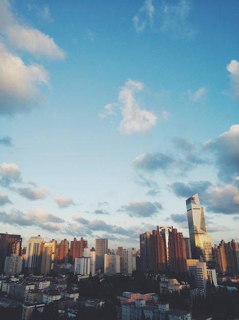 Foto vista en bajo ángulo de rascacielos contra un cielo nublado