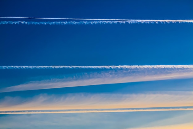 Foto vista de ángulo bajo del rastro de vapor en el cielo