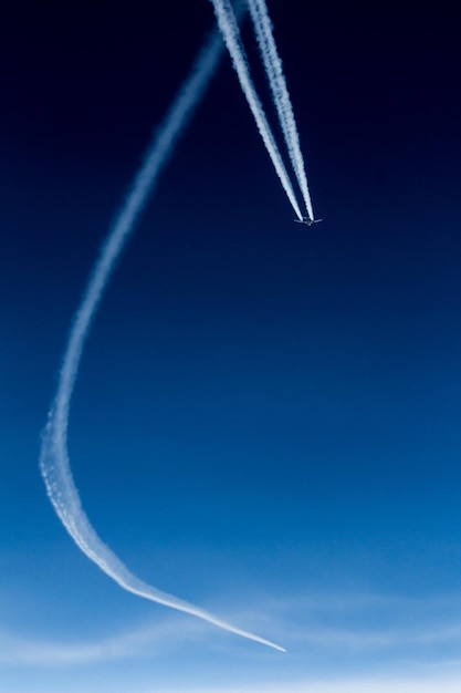 Foto vista de bajo ángulo del rastro de vapor en el cielo