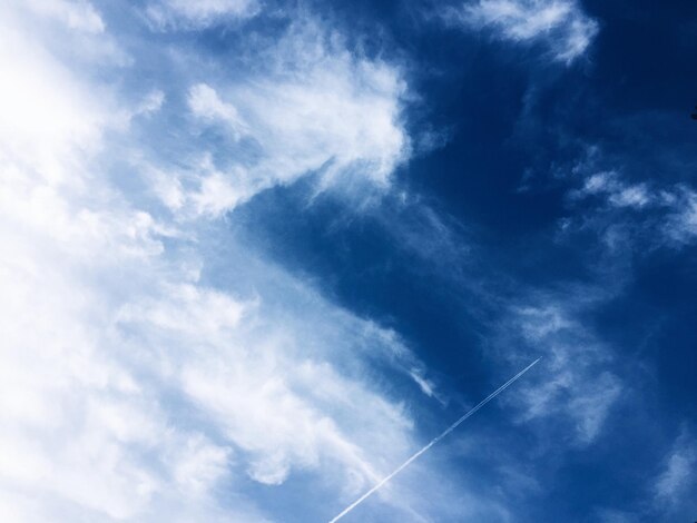 Vista de bajo ángulo del rastro de vapor en el cielo