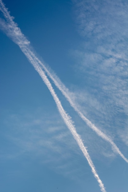 Vista de bajo ángulo del rastro de vapor en el cielo