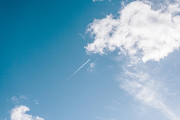 Vista de ángulo bajo del rastro de vapor en el cielo