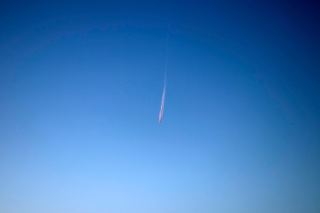Vista de ángulo bajo del rastro de vapor contra un cielo azul claro