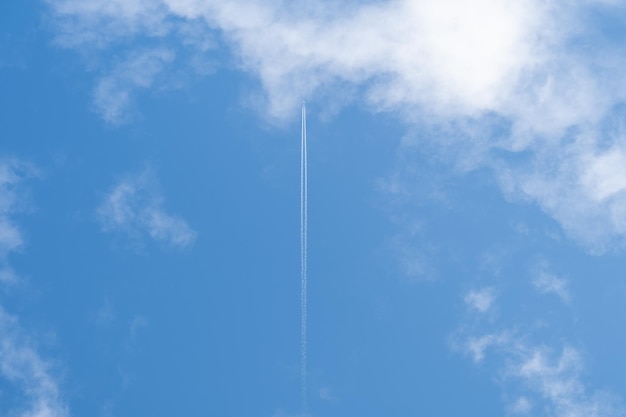 Vista de ángulo bajo del rastro de vapor contra el cielo azul