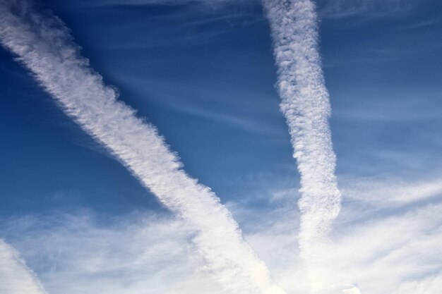 Foto vista de ángulo bajo del rastro de vapor contra el cielo