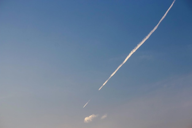 Vista de ángulo bajo del rastro de vapor contra el cielo