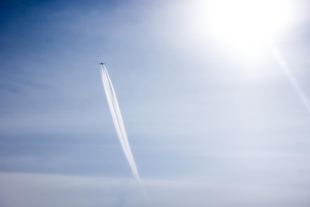 Vista de ángulo bajo de rastros de vapor en el cielo