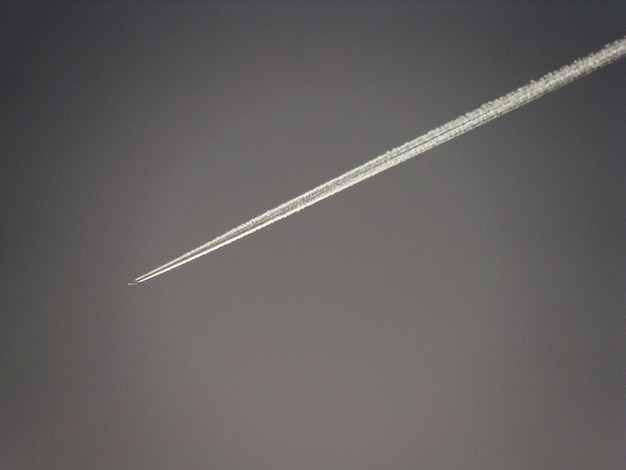 Vista de ángulo bajo de rastros de vapor en el cielo