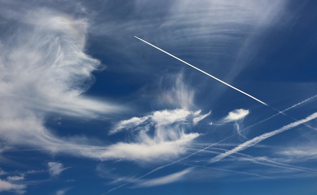 Vista de ángulo bajo de rastros de vapor contra el cielo azul