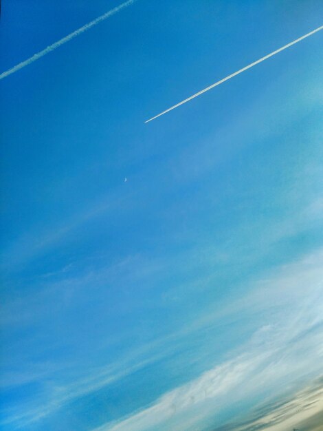 Foto vista de ángulo bajo de rastros de vapor contra el cielo