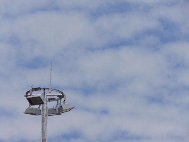 Foto vista de ángulo bajo del reflector contra el cielo