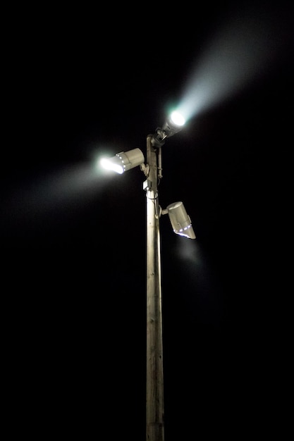 Foto vista de bajo ángulo de un reflector iluminado por la noche