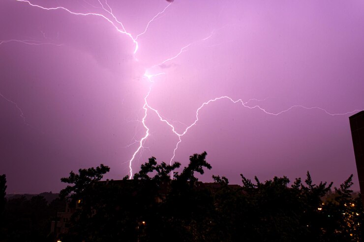 Foto vista de ángulo bajo de relámpagos en el cielo nocturno