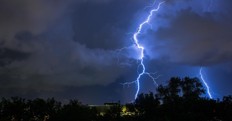 Foto vista de ángulo bajo de relámpagos en el cielo nocturno