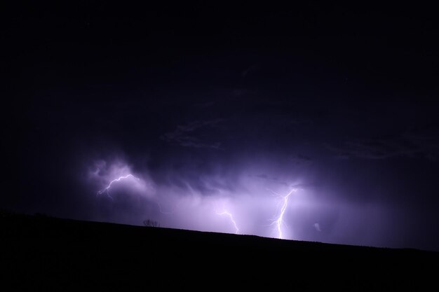 Foto vista de ángulo bajo de relámpagos en el cielo