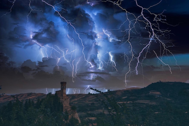 Vista de ángulo bajo de relámpagos contra el cielo por la noche