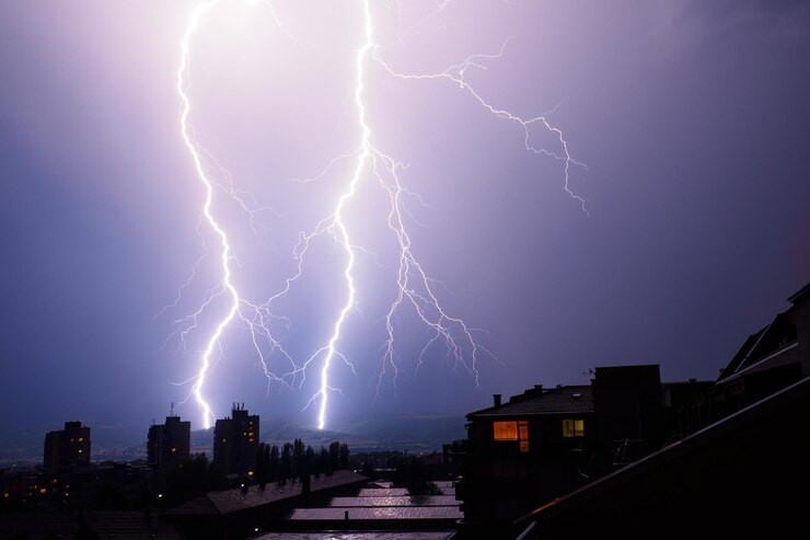 Foto vista de ángulo bajo de relámpagos sobre la ciudad por la noche