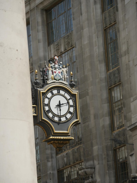 Vista en bajo ángulo del reloj antiguo en el edificio