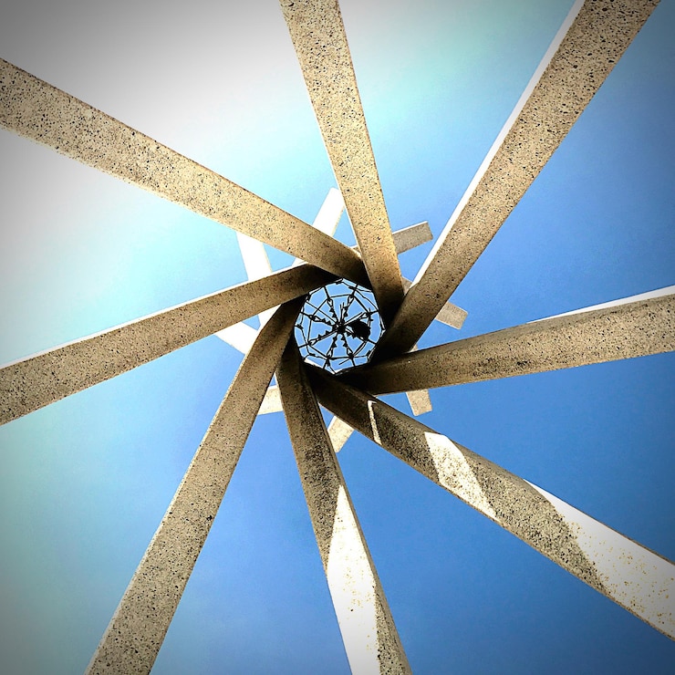 Foto vista de ángulo bajo del reloj contra un cielo azul claro