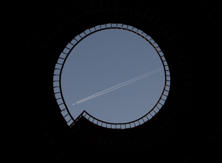 Foto vista de bajo ángulo del reloj contra un cielo despejado