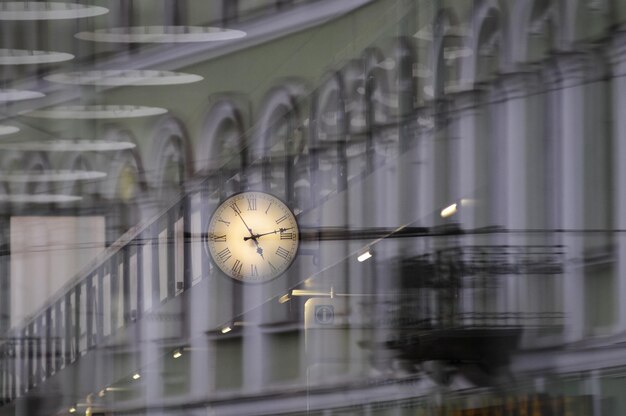 Foto vista de ángulo bajo del reloj en el edificio