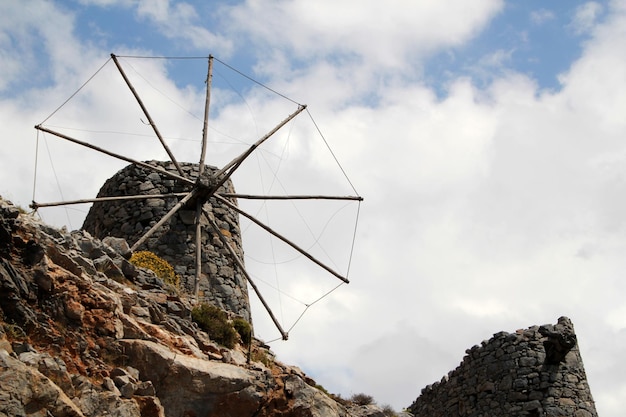 Foto vista en bajo ángulo de la roca dañada contra el cielo