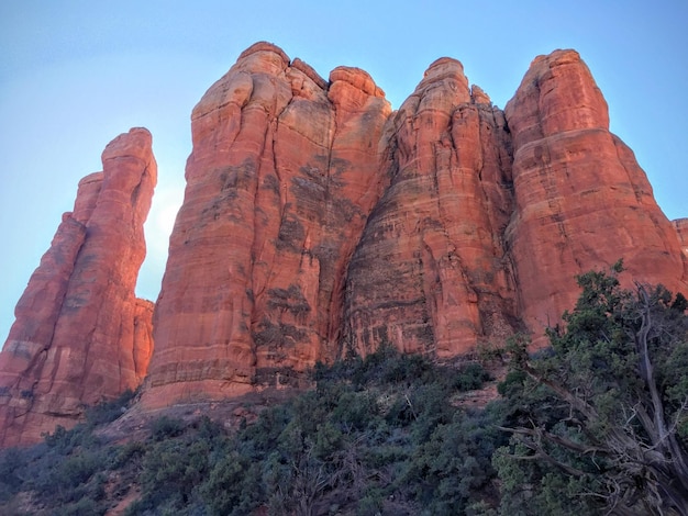 Vista en bajo ángulo de las rocas de la catedral contra el cielo