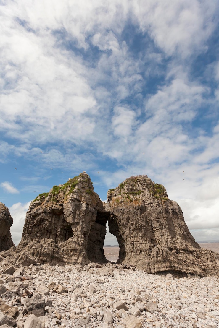 Foto vista de ángulo bajo de rocas en roca contra el cielo