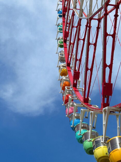 Foto vista de ángulo bajo de la rueda de la ferris contra el cielo