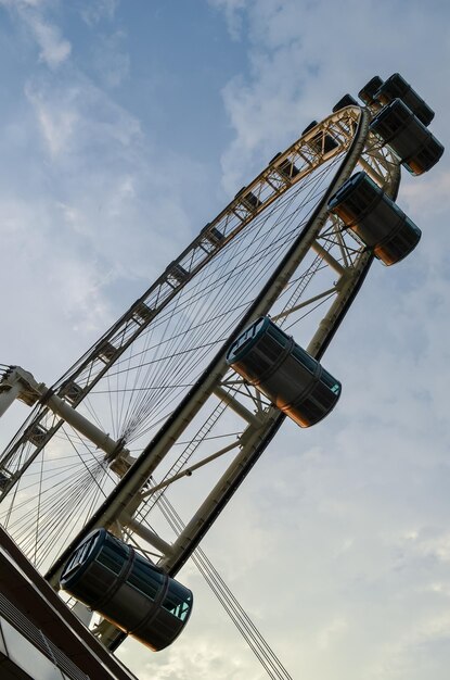 Foto vista de ángulo bajo de la rueda de la ferris contra el cielo