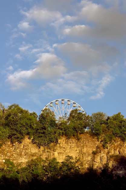 Foto vista de ángulo bajo de la rueda de la ferris contra el cielo