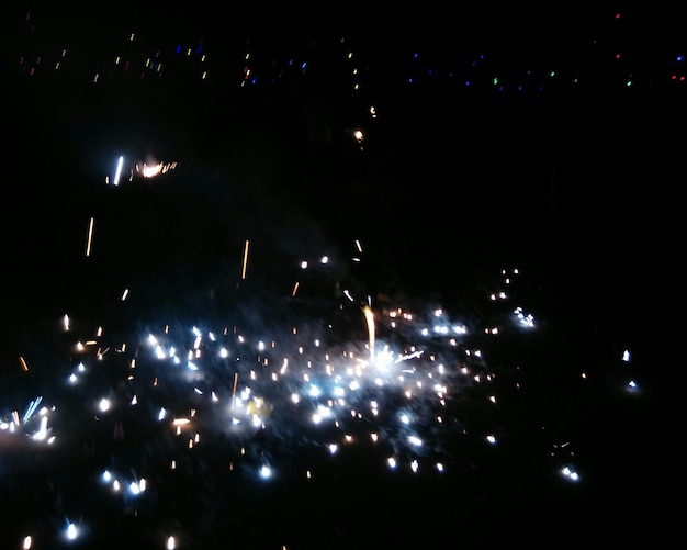 Foto vista de ángulo bajo de la rueda gigante iluminada