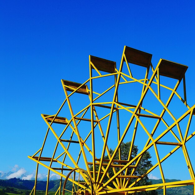 Foto vista de bajo ángulo de la rueda de los transbordadores contra un cielo azul claro