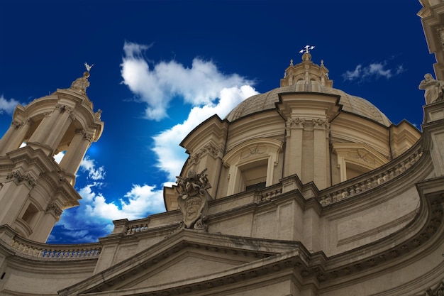 Vista de bajo ángulo de sant agnese agone en la piazza navona contra el cielo