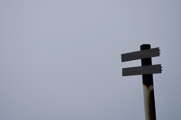 Vista en bajo ángulo de una señal de tráfico contra un cielo despejado