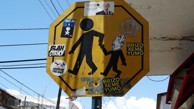 Foto vista de ángulo bajo de una señal de tráfico contra el cielo