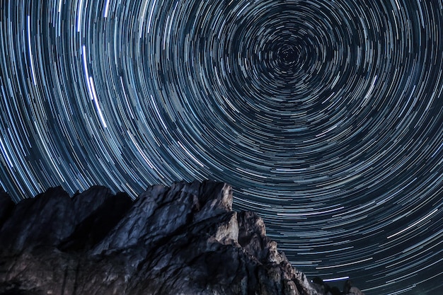 Vista en bajo ángulo de los senderos estelares