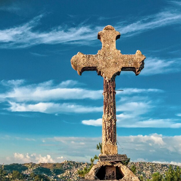 Foto vista de ángulo bajo del signo de la cruz contra el cielo