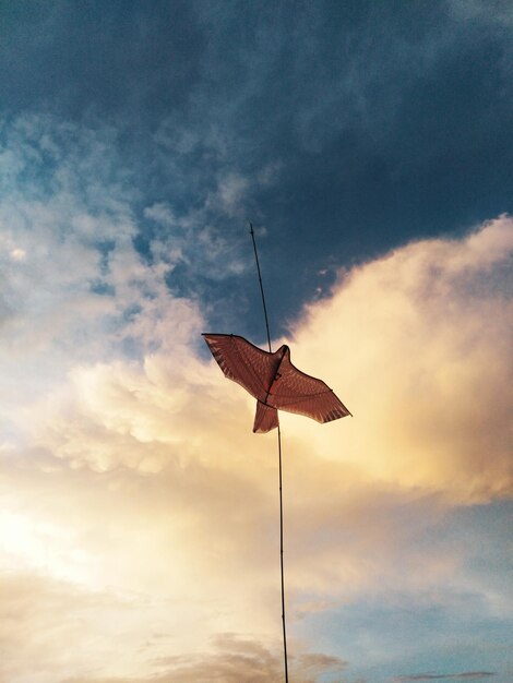 Foto vista en bajo ángulo de la silueta de la bandera contra el cielo durante la puesta de sol